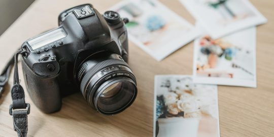 Cameral and photos on table - George Milton via Pexels.fr
