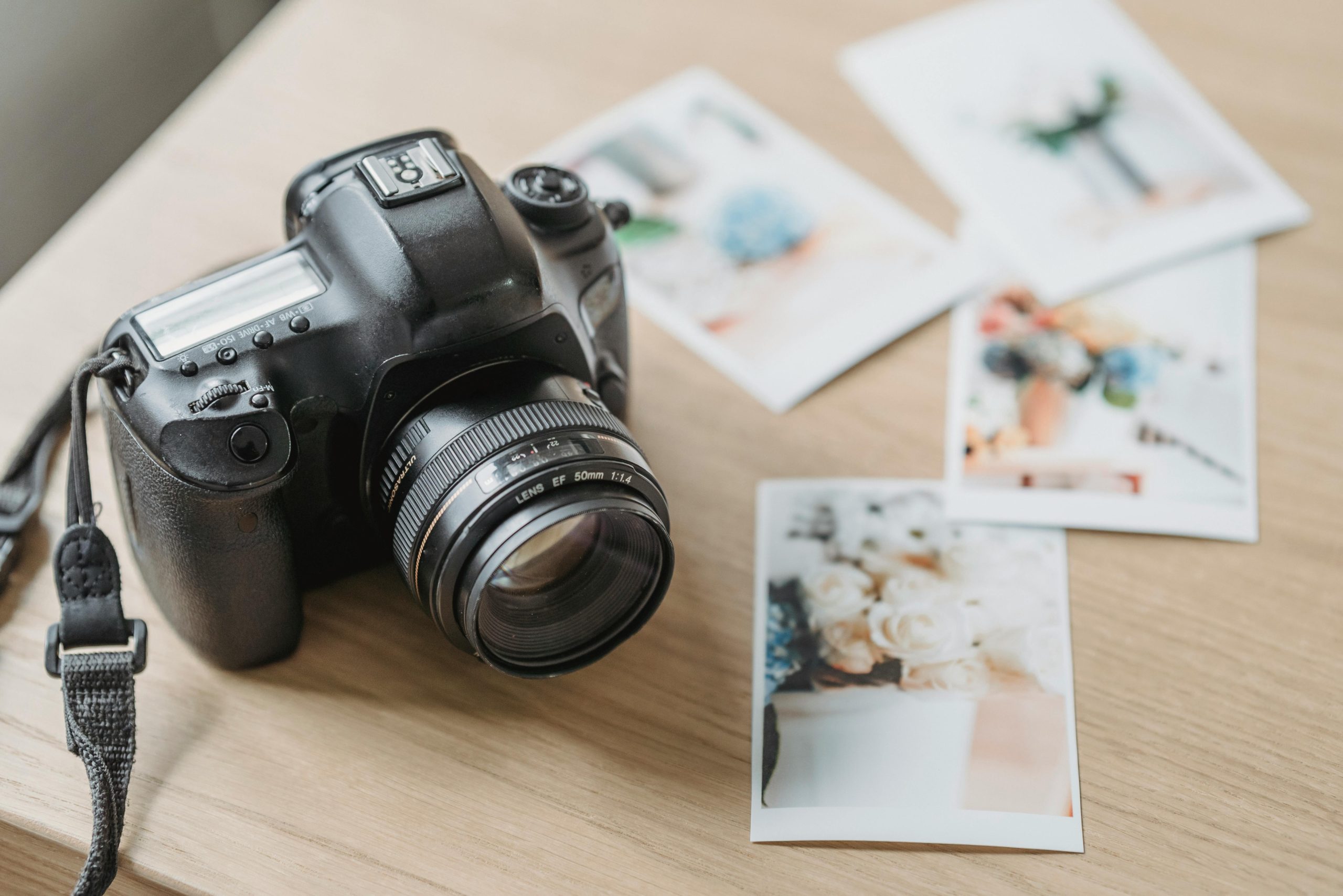 Cameral and photos on table - George Milton via Pexels.fr